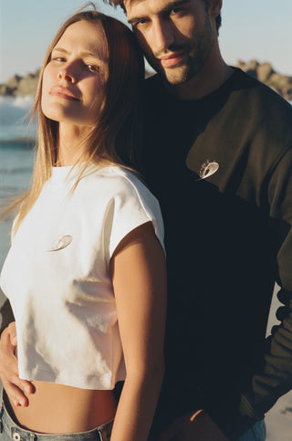 Women’s cropped T-shirt crafted from ultra-soft 100% organic cotton. Features high neckline, open sleeves and Sea_Washed blueprint and wave logos. Ethically made in Portugal and fully biodegradable.